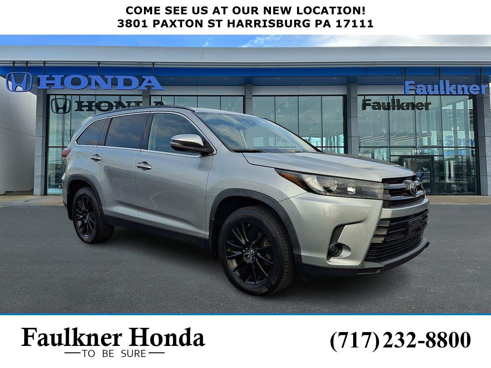 2019 Toyota Highlander SE V6 AWD (Natl) in Celestial Silver Metallic — front three-quarter view