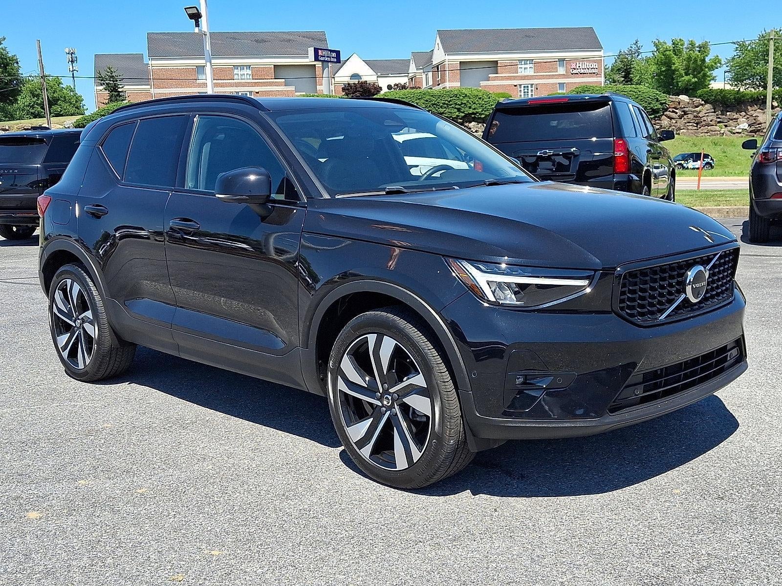 2024 Volvo XC40 B5 AWD Plus Dark Theme in Onyx Black Metallic — front three-quarter view