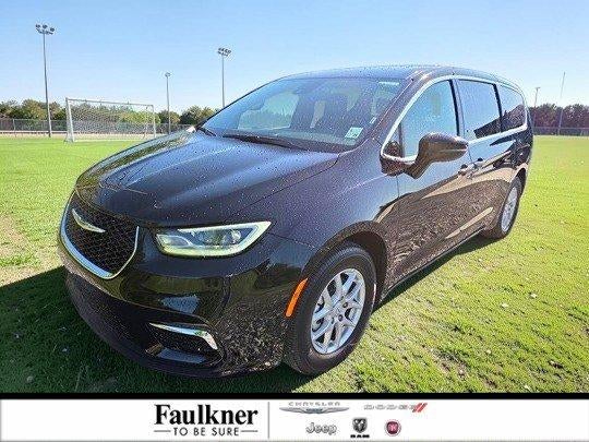 2026 Chrysler Pacifica Select FWD in Diamond Black Crystal Pearlcoat — front three-quarter view