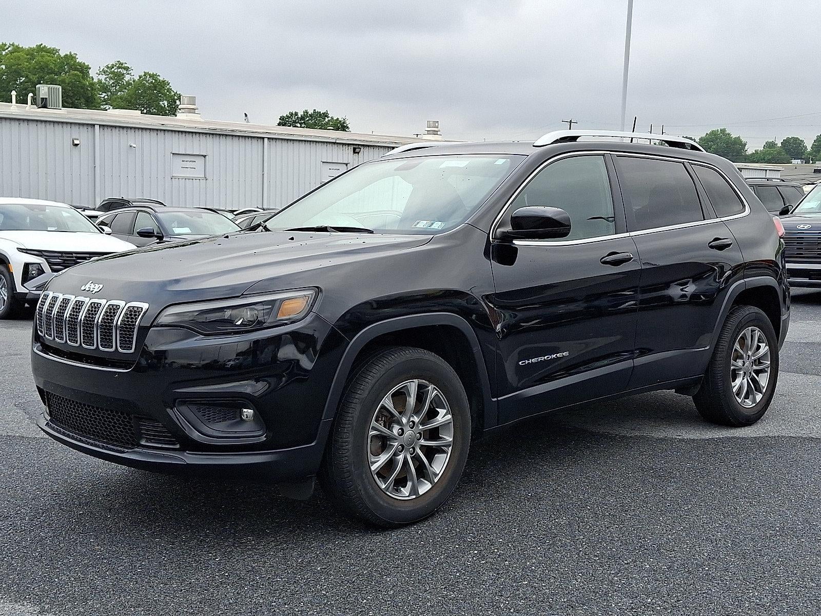2019 Jeep Cherokee Latitude Plus in Diamond Black Crystal Pearlcoat — front three-quarter view